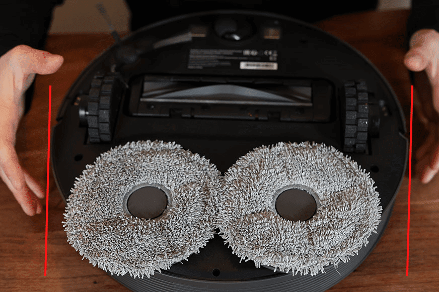 Die Wischmopps, welche nicht über die volle Breite des Dreame L10s Pro Saug-Wischroboters reichen, sind in der Nahaufnahme zu sehen.